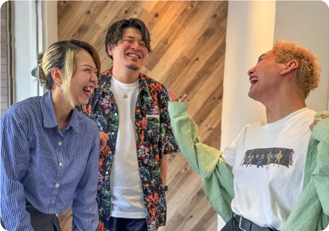 人事部員が笑いあってる様子