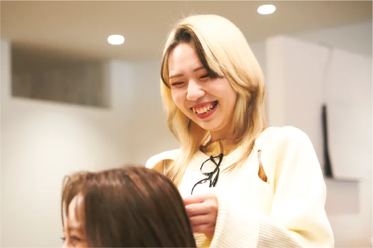 美容師が顧客と話している様子