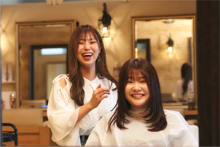 美容師がお客と話している様子